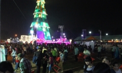 Chùm ảnh: Người dân Bình Dương đón Noel dưới mưa